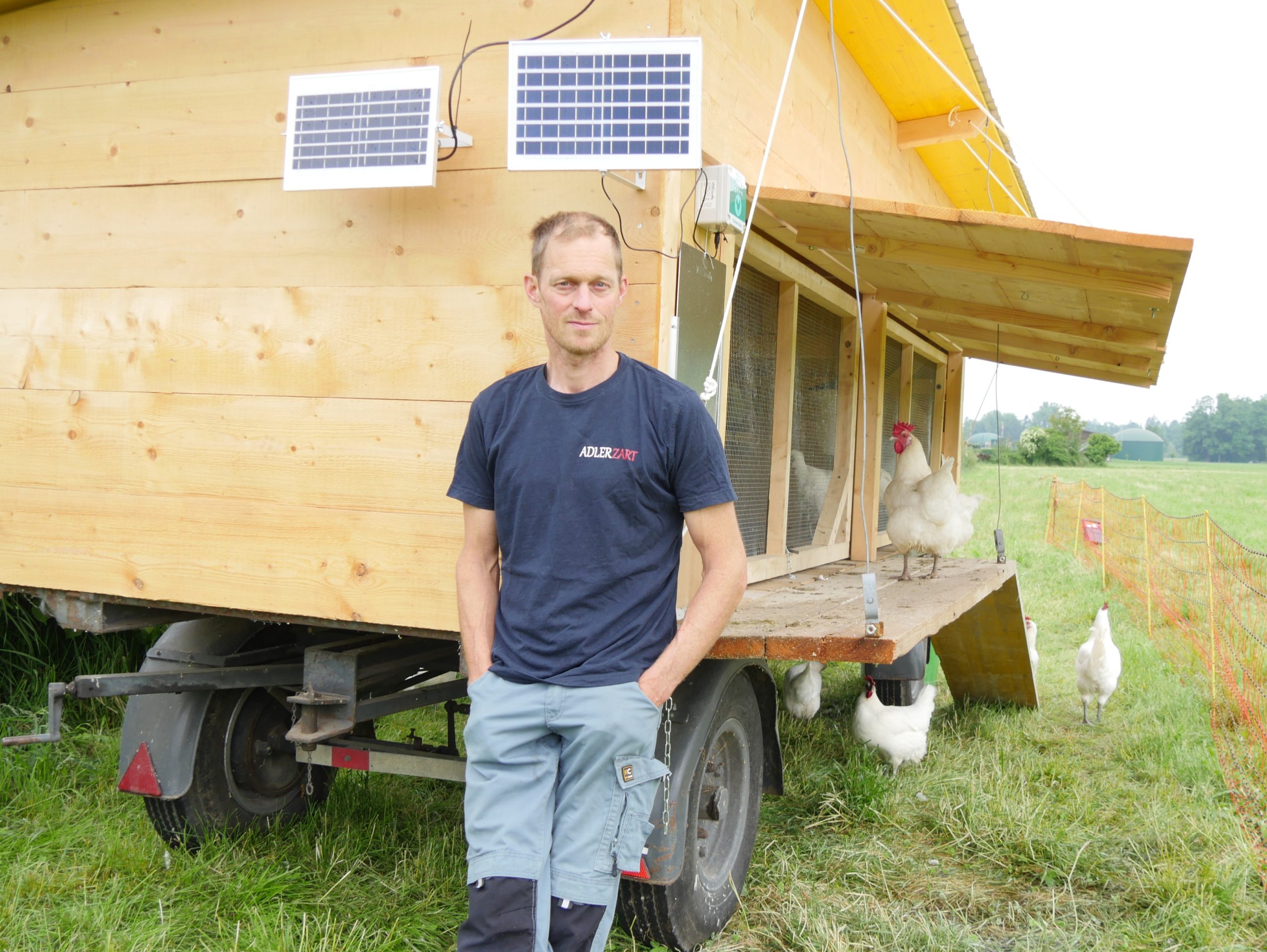 Pirmin Adler vor dem Hühnermobil. (Quelle: Pirmin Adler)